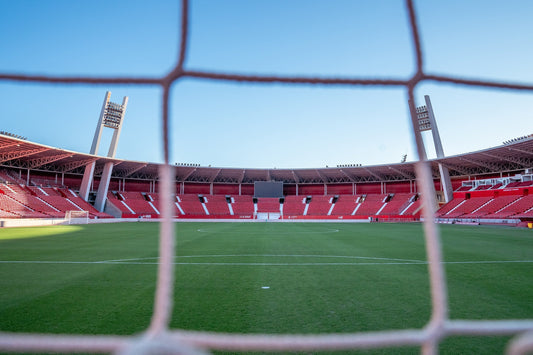 Vue du stade d'Almeria à travers les filets de buts