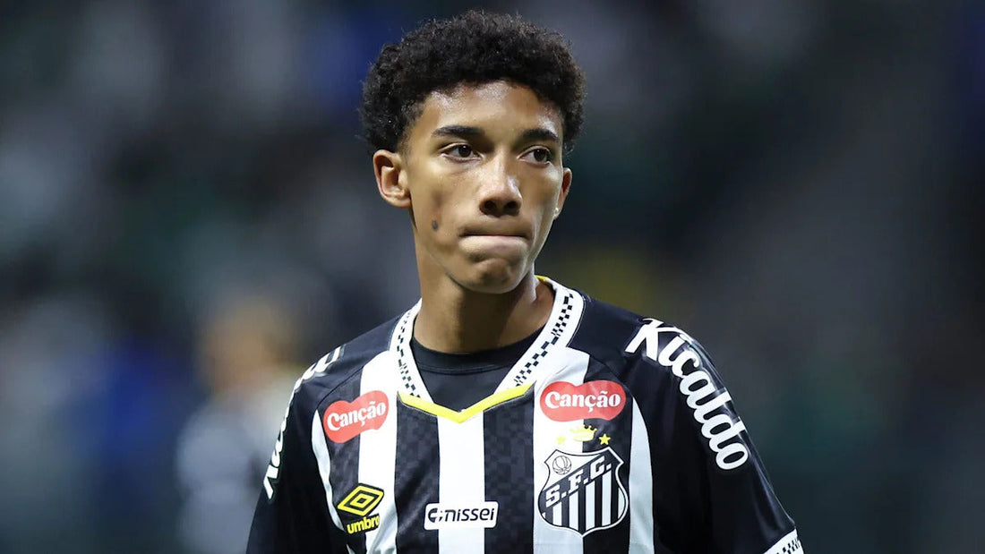 Robinho Jr avec le Santos FC, maillot blanc et noir 