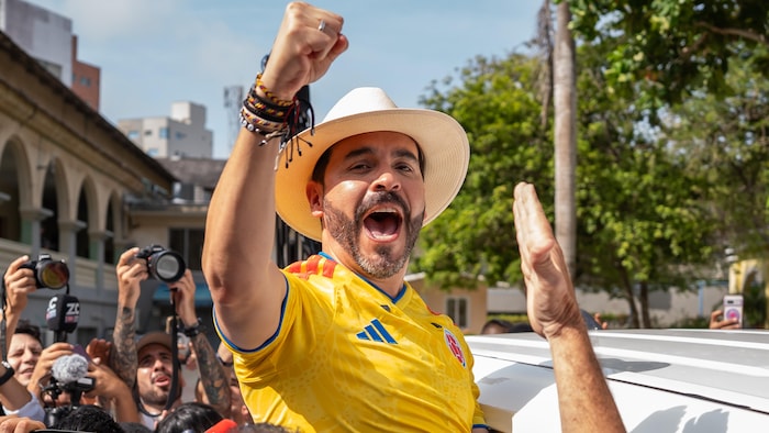 Abelardo de la Espriella, candidat du parti Salvación Nacional, salue ses partisans après avoir voté lors du second tour de l'élection présidentielle en Colombie, le 21 juin 2026, à Barranquilla.  Photo : Getty Images