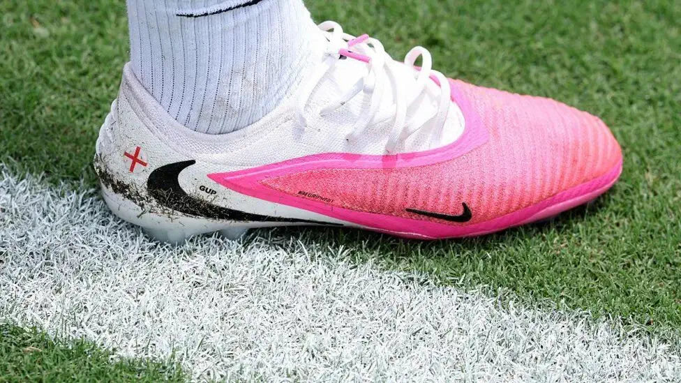 POURQUOI LES CRAMPONS ROSES ONT ENVAHI LA COUPE DU MONDE 2026 ? L'HIST ...