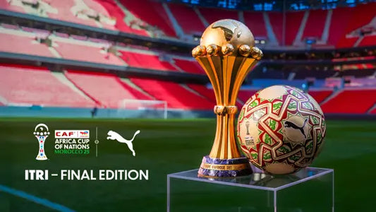 Le ballon de la finale de can 2025 édition spéciale doré exposé à cotè du trophée de la CAN