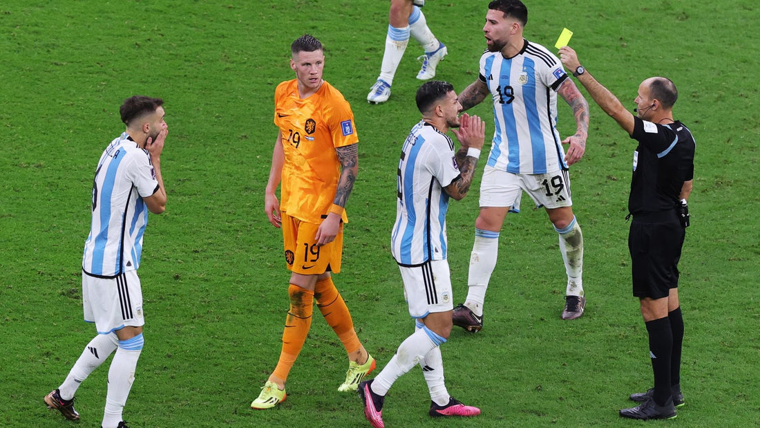 Pays bas- Argentine Coupe du monde 2022 , l'arbitre adresse un carton jaune à Paredes