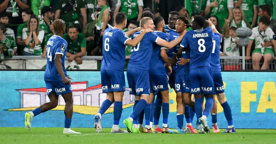 Les joueurs de Troyes qui célèbrent leurs montée en Ligue 1