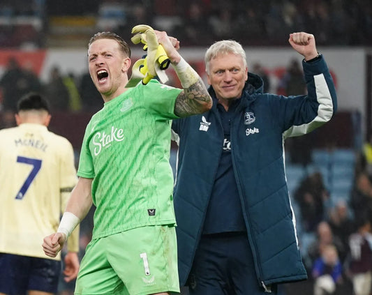 Jordan Pickford et David Moyes qui célèbre la victoire d'Everton 
