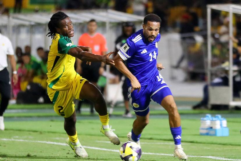 Joueur de Curuçao face à un défenseur jamaïcain qualification coupe du monde 2026