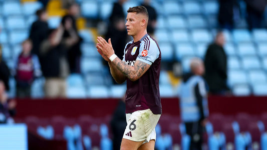 Ross Barkley qui applaudit le public de Villa Park