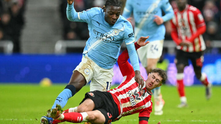 premier-league-milieux-passes-avant-xg-analyse Jérémy DOKU en duel face à un défenseur de Sunderland 