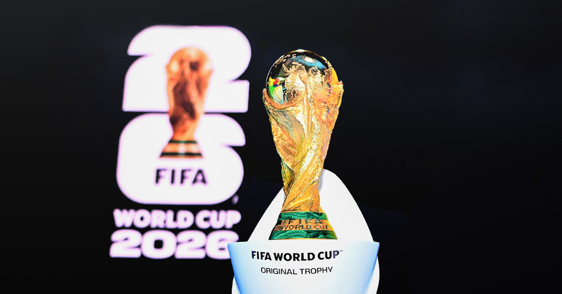 Trophée coupe du monde 2026 exposé devant le logo de la coupe du monde sur fond noir