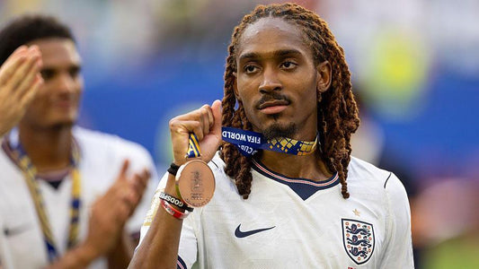 Image GETTY Coupe du monde 2026 Djed Spence qui arbore la médaille de bronze 
