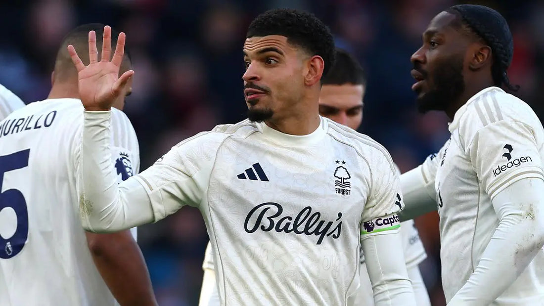 Morgan Gibbs Whight qui célèbre son but avec ses coéquipiers 