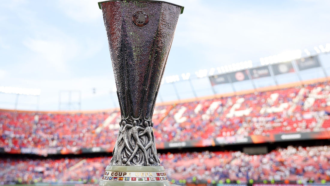 Trophée Europa League en premier plan exposè à San Mames 