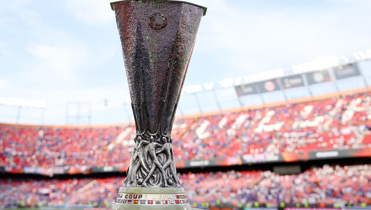 Trophée Europa League en premier plan exposè à San Mames 