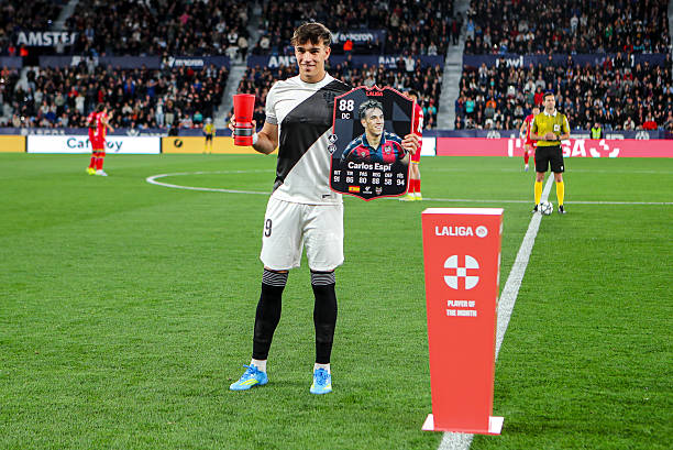 arlos Espí reçoit le trophée de « Joueur du mois de LaLiga » devant ses supporters. Photo : Europa Press