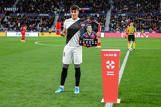 arlos Espí reçoit le trophée de « Joueur du mois de LaLiga » devant ses supporters. Photo : Europa Press