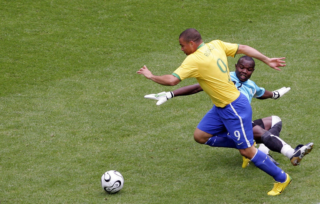 Ronaldo face au Ghana coupe du monde 2006 Mike Hewitt  |  Crédits : Getty Images Droits d'auteur : 2006 Getty Images