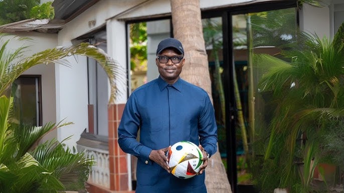 Abdoulaye fall qui pose avec un ballon 