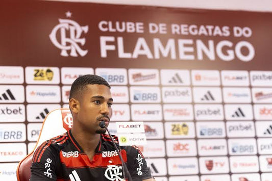 Samuel Lino en conférence de presse avec Flamengo 