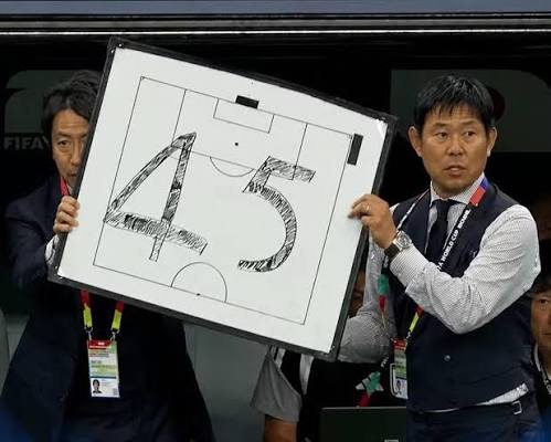 Hajime Moriyasu qui utilise une pancarte de tactique deçu avec le nombres 45 pendant la coupe du monde 2026