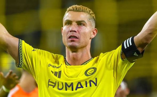 Image GETTY Cristiano Ronaldo qui fait le clapping avec les supporters d'Al Nassr