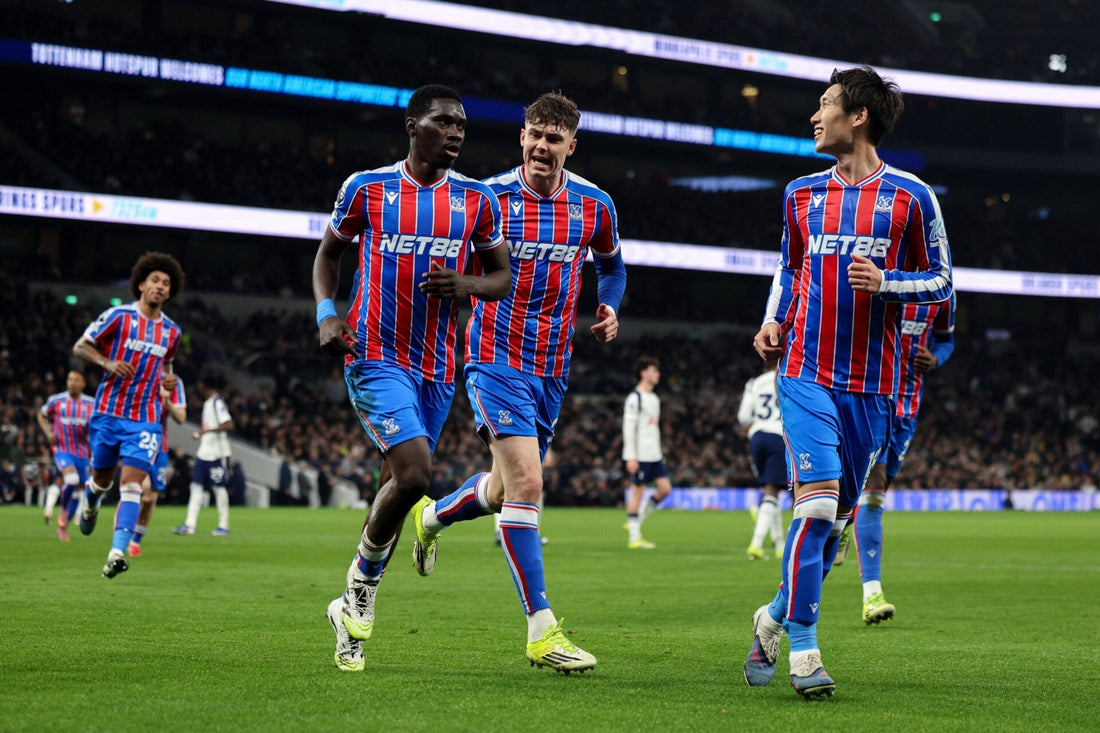 Ismaila Sarr qui célèbre son penalty avec ses coéquipiers de Crystal Palace 