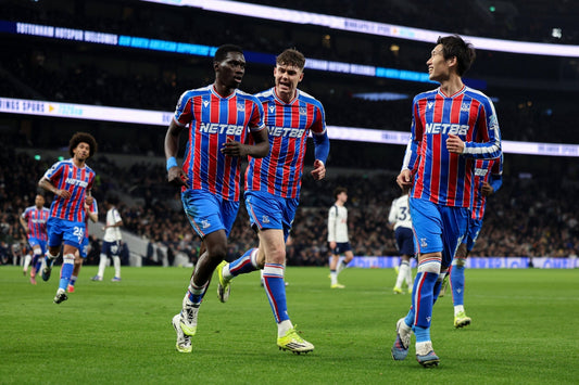 Ismaila Sarr qui célèbre son penalty avec ses coéquipiers de Crystal Palace 