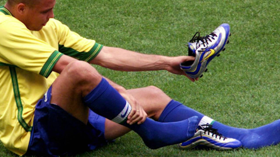 Ronaldo Nazario lors de la coupe du monde 1998 qui enlève sa paire de crampons nike mercurial 