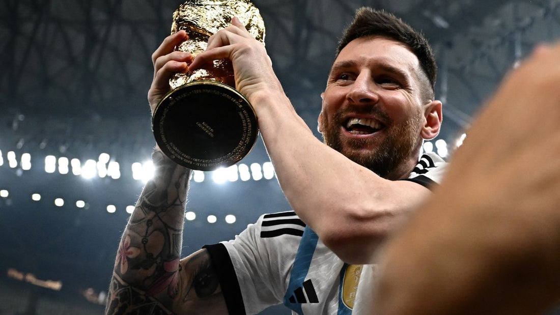 Lionel Messi qui soulève le trophée de la coupe du monde 
