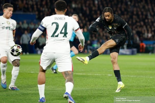 Bradley Barcola qui décoche une frappe face a Chelsea 