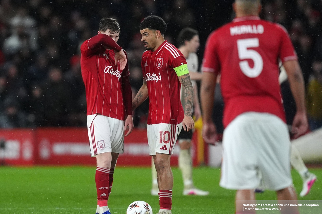 Elliot Anderson, Morgan Gibbs White en discussion pour tirer un coup franc 