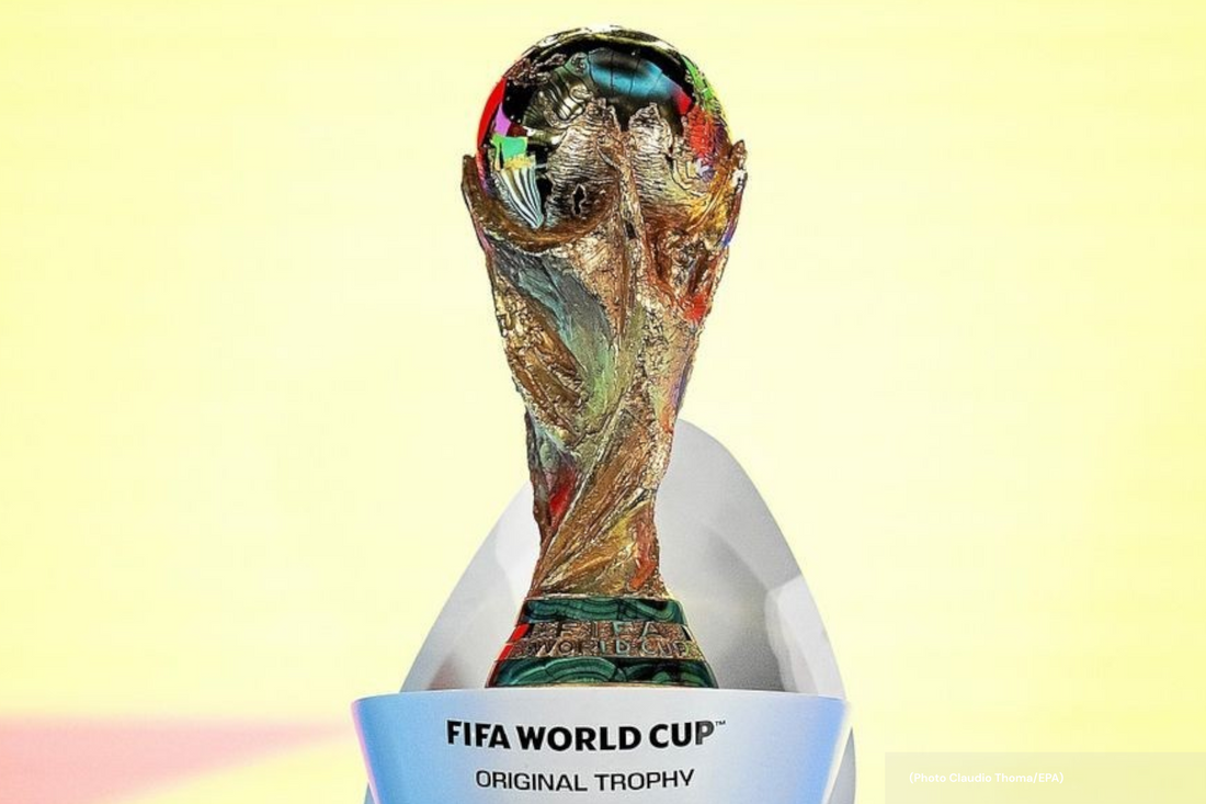 Trophée coupe du monde sur fond jaune dégagé légèrement orange 