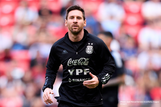 Leo Messi avece kit d'entraînement de L'équipe nationale d'Argentine ou l'on aperçoit le sponsor sponsor de la plateforme de crypto Binance 