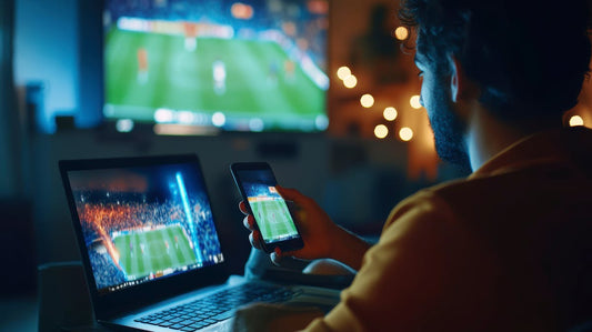 Parieur devant un écran d'ordinateur et un smartphone 