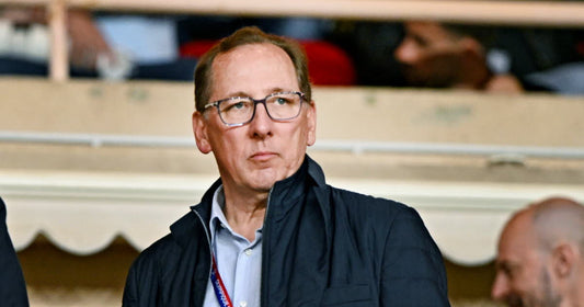 John Textor en tribune observant un match