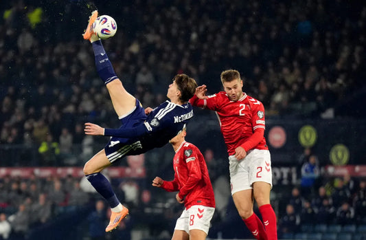 Scott Mctominay réalisant un retourné acrobatique face au pays de Galles en qualifications de coupe du monde 