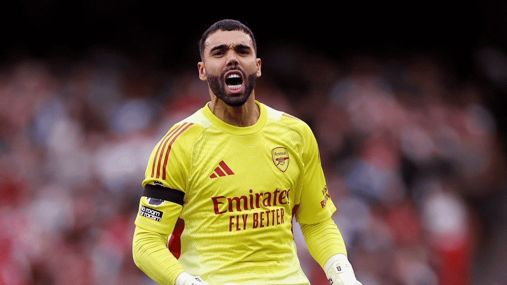 David Raya avec le maillot jaune d'Arsenal 
