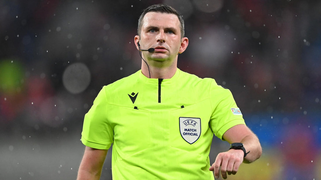 Michael Oliver en tenue arbitral fluo lors d'un match