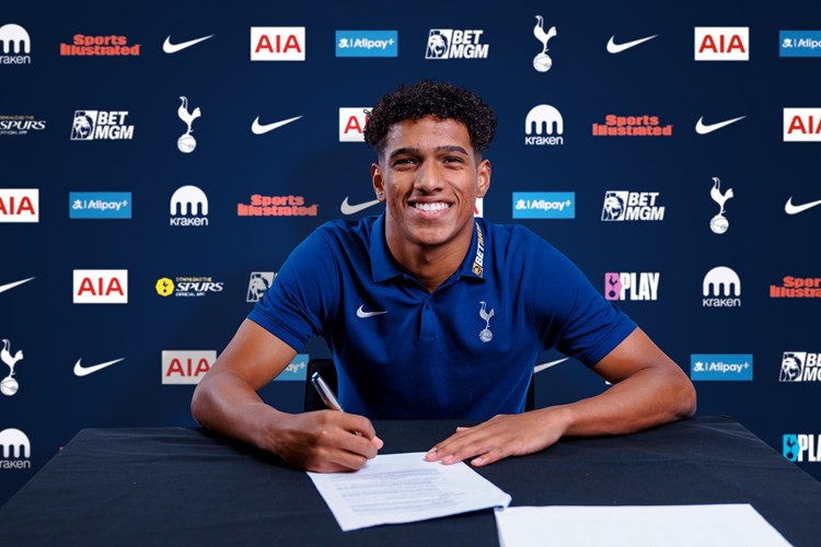 Souza qui signe son contrat avec Tottenham 