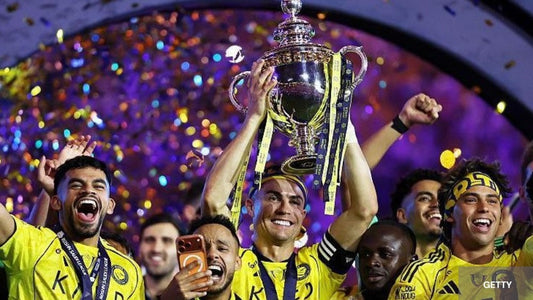 AL Nassr qui soulève le titre de Saudi Pro League 