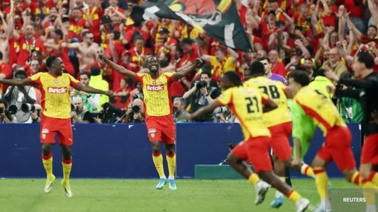 RC Lens qui célèbre sa victoire en finale de Coupe de France face à L'OGC Nice
