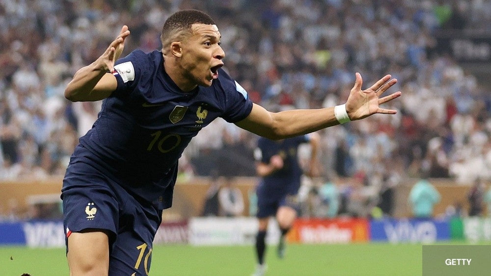 Mbappé qui célèbre son but en finale de coupe du monde 2022 face à L'argentine au Qatar 