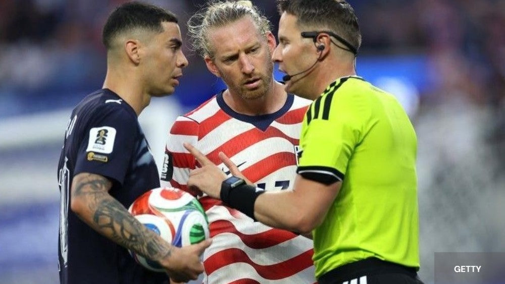 Miguel Almiron en pleine explication avec L'arbitre Danny Makkelie Coupe du monde 2026
