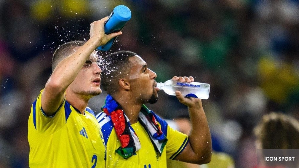 Coupe du monde 2026 joueur suédois qui s'hydrate lors de la pause fraicheur