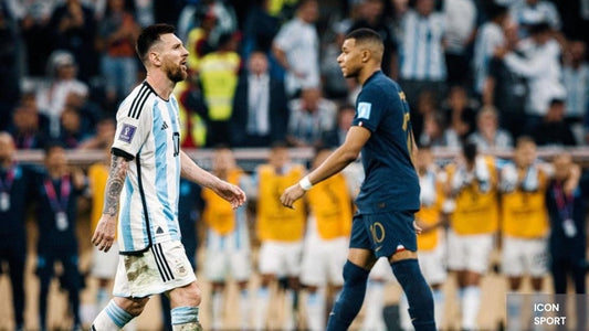 Finale Coupe du monde 2022 Qatar  Messi et Mbappé qui se croisent 