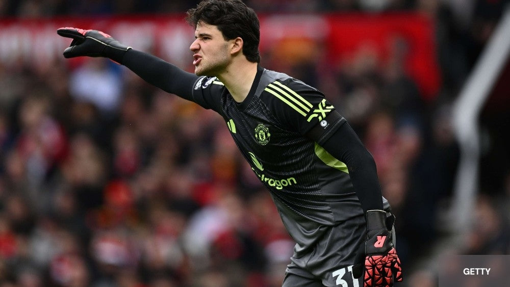 senne Lammens with Manchester United in game PremierLeague 