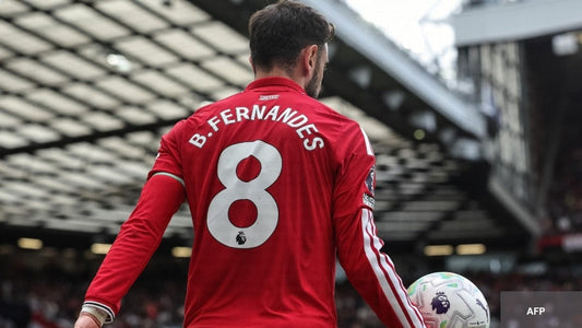 Bruno Fernandes Manchester United de dos avec le ballon de la première league 2026 dans les mains 