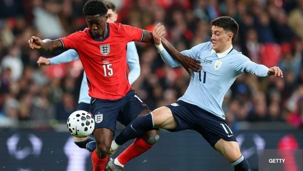 Kobbie Mainoo en duel face à l'Uruguay 