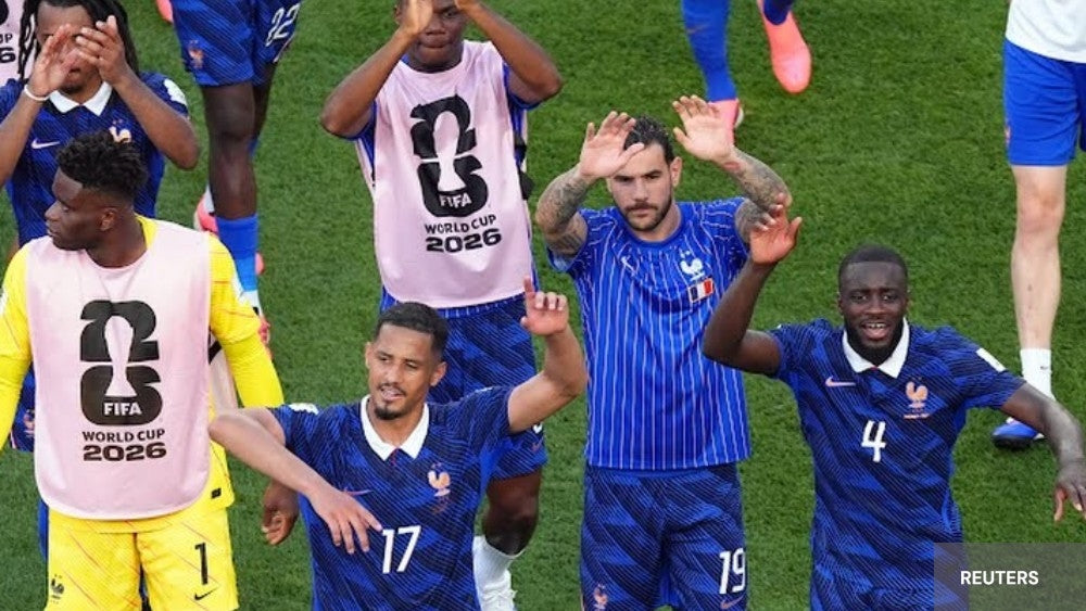 Équipe de France qui salue leurs supporters après le match face au Paraguay 
