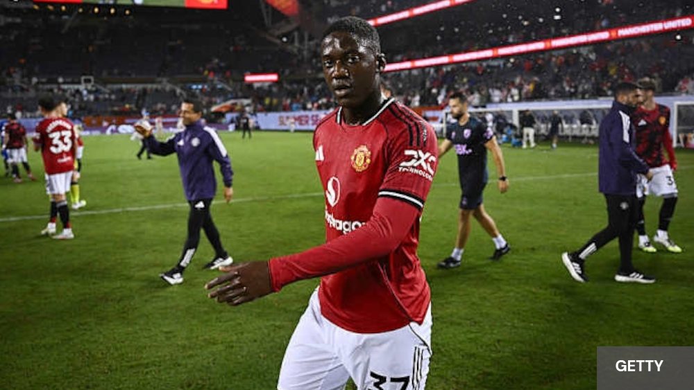 MANCHESTER UNITED FERME LA PORTE KOBBIE MAINOO.