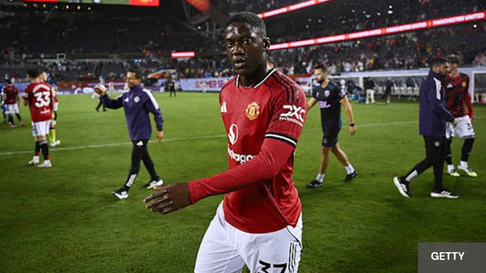 MANCHESTER UNITED FERME LA PORTE KOBBIE MAINOO.