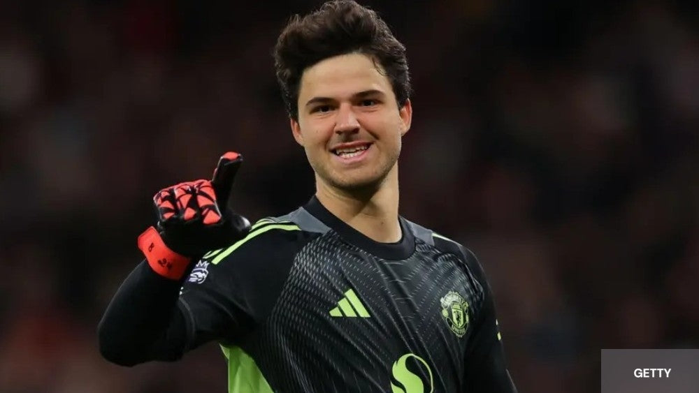 Senne Lammens célébrant une victoire de Manchester United 